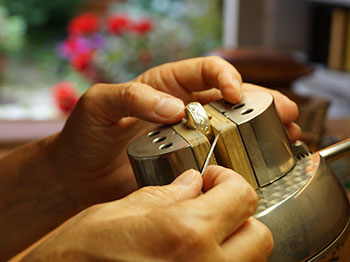 hand graveren ring met als gereedschap de burijn